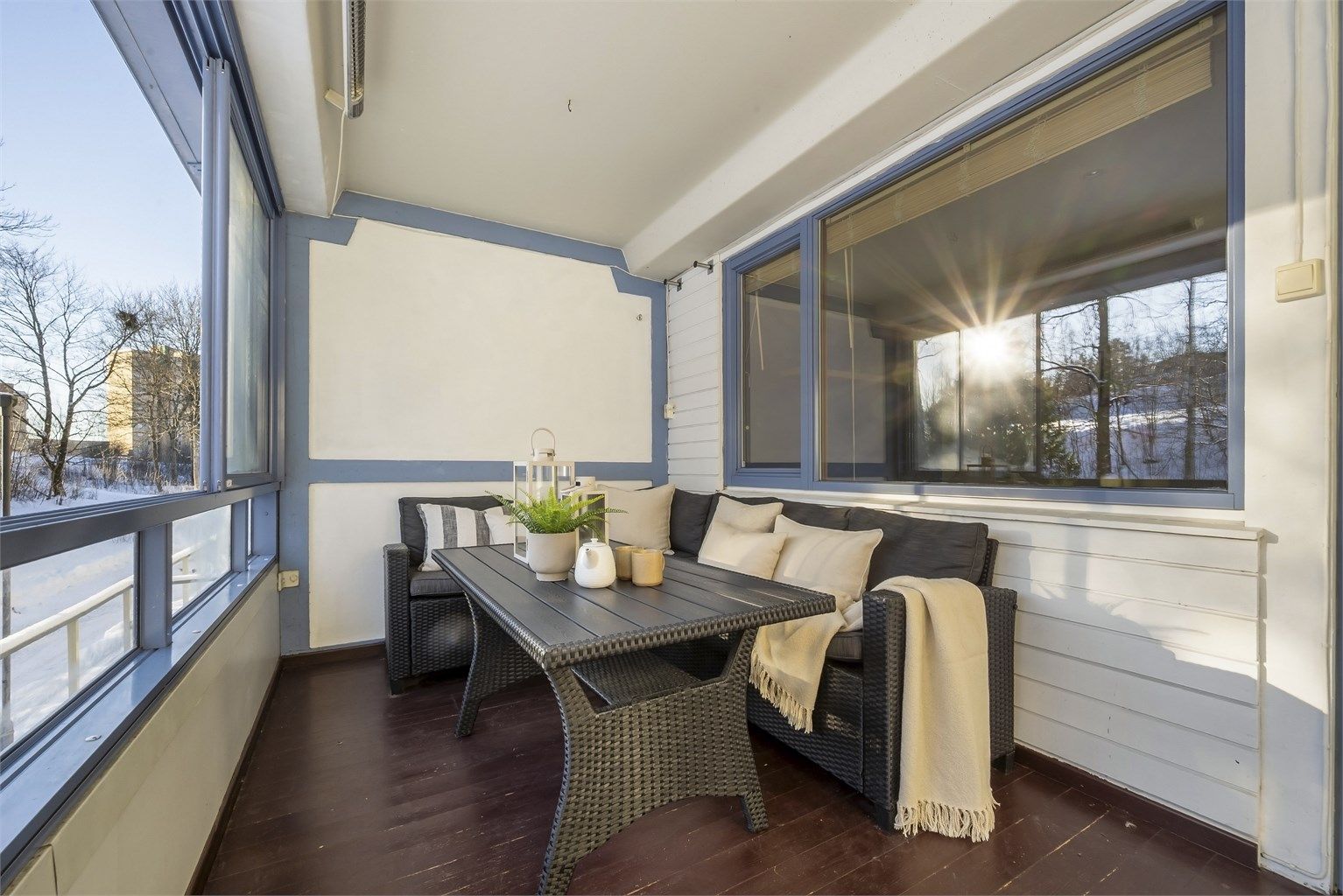 Sydvendt, innglasset balkong på ca. 10 kvm. 
Her har du sol på balkongen fra ca kl. 0900-1600, sommerstid.
Foto: Martine Eren Jacobsen