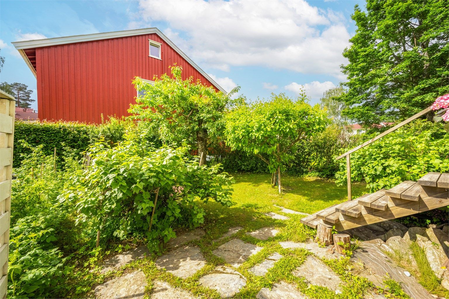 Hagen er en privat og skjermet uteplass med plen og diverse beplantning.