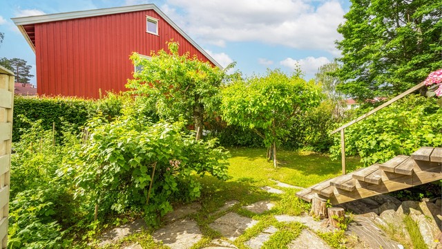 Hagen er en privat og skjermet uteplass med plen og diverse beplantning.