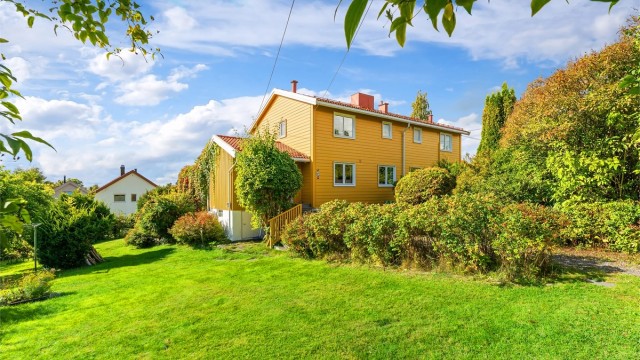 Store, sammenhengende plenarealer med god plass til lek og utendørsaktiviteter.