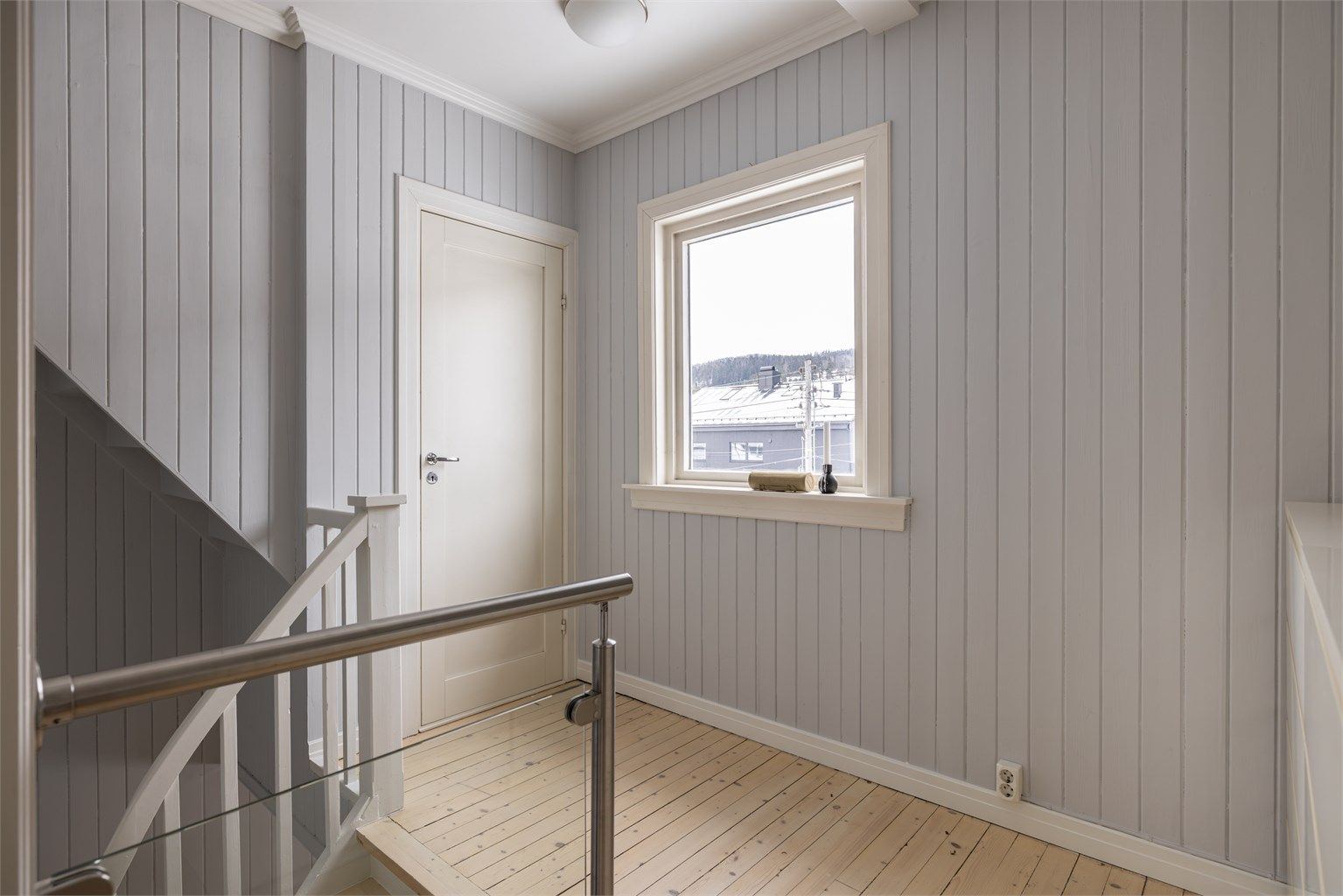 Fra gangen i 2. etasje går det fullverdig trapp opp til loftsetasjen