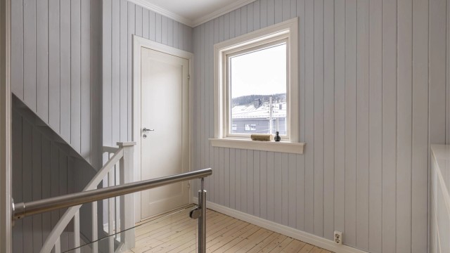 Fra gangen i 2. etasje går det fullverdig trapp opp til loftsetasjen