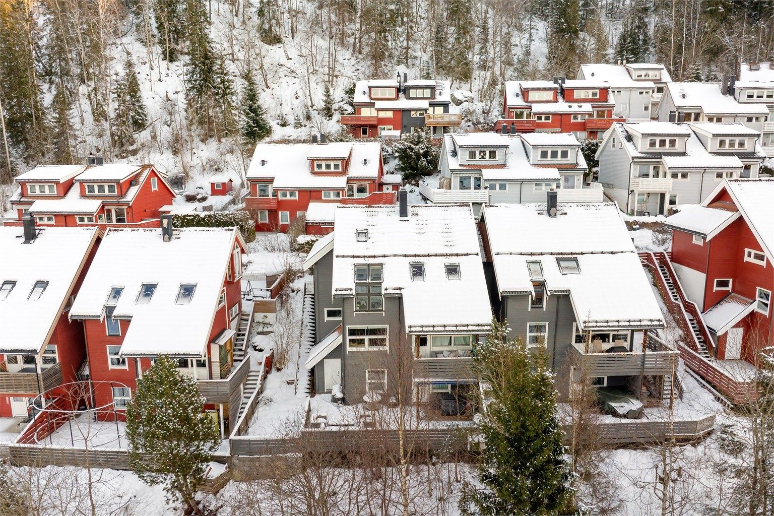 Boligen ligger flott til i blindvei i Berglia på Bærums Verk - Fra boligen er det også gangavstand til busstopp