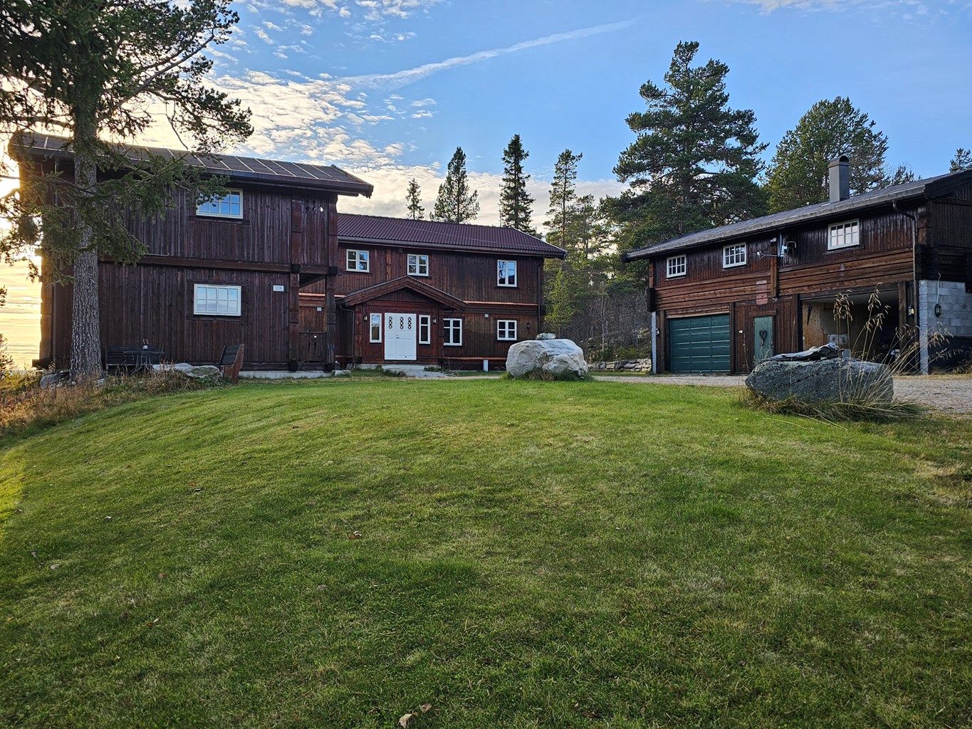 Velkommen til Midtgaards Tunet! En særegen og unik eiendom med idyllisk beliggenhet!