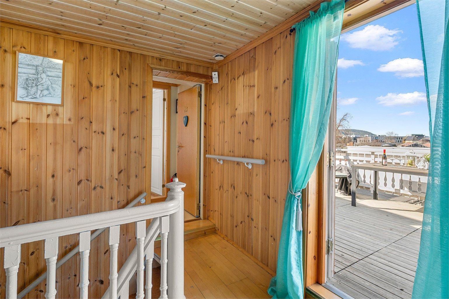 Praktisk gang med adkomst til boligens øvrige rom.