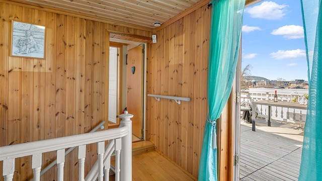 Praktisk gang med adkomst til boligens øvrige rom.