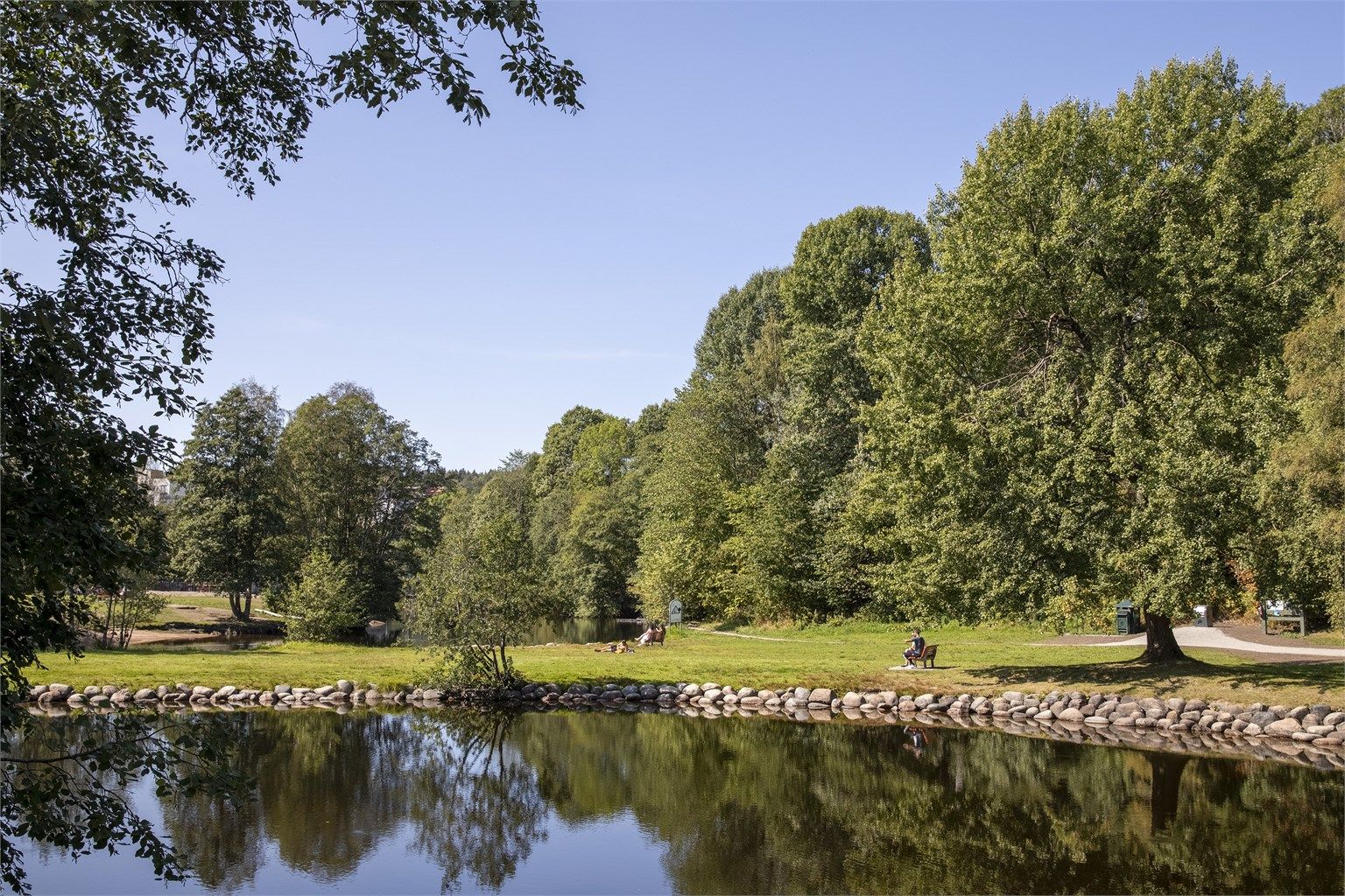 Du sykler til badeplassene i Brekkedammen på 5 minutter