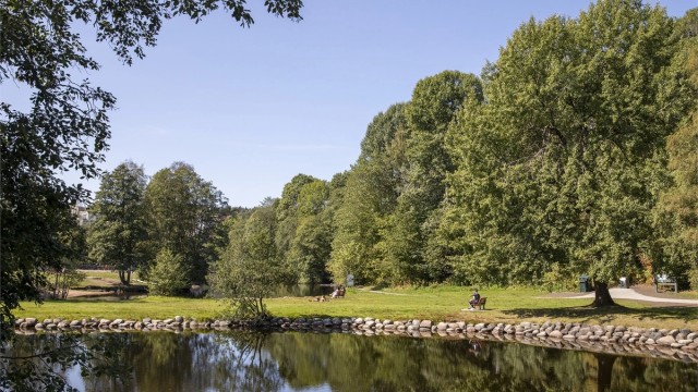 Du sykler til badeplassene i Brekkedammen på 5 minutter