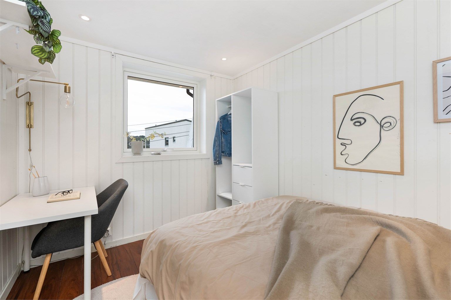 Rommet har plass til både seng, garderobeskap og arbeidsplass.
