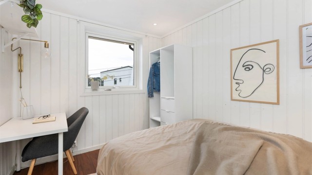 Rommet har plass til både seng, garderobeskap og arbeidsplass.