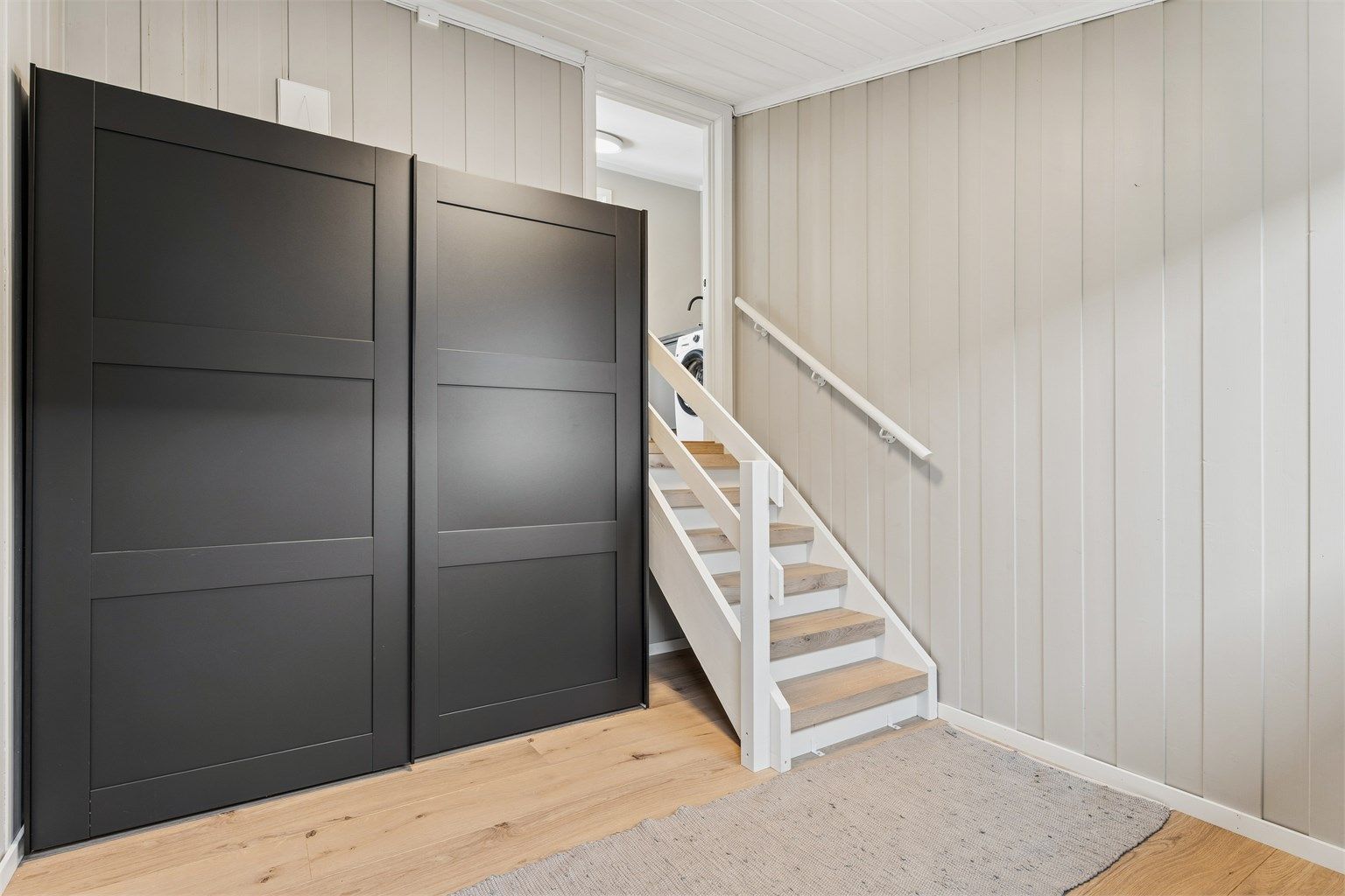 Den andre entréen i tilknytning til vaskerommet/grovkjøkkenet