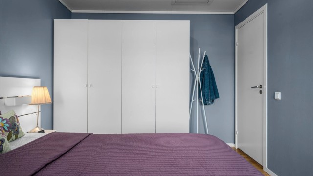 Det er romslig garderobeskap og tilgang til kaldtloft.