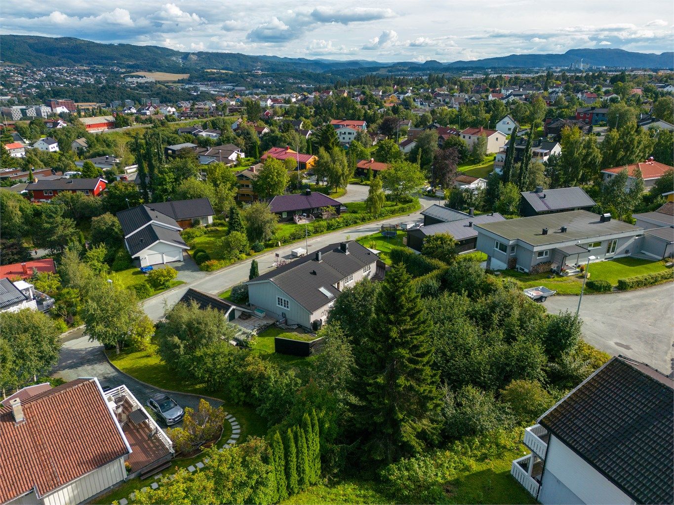 Fra tomta kan du velge mellom flere dagligvarebutikker, blant annet Coop Prix Rognheim og Rema 1000 Havstein. Med kort vei til Byåsen Butikksenter og City syd, har du nærhet til alt du trenger og mer til.