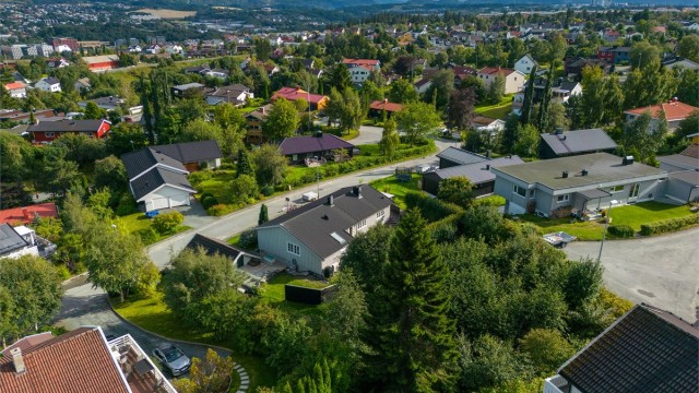 Fra tomta kan du velge mellom flere dagligvarebutikker, blant annet Coop Prix Rognheim og Rema 1000 Havstein. Med kort vei til Byåsen Butikksenter og City syd, har du nærhet til alt du trenger og mer til.