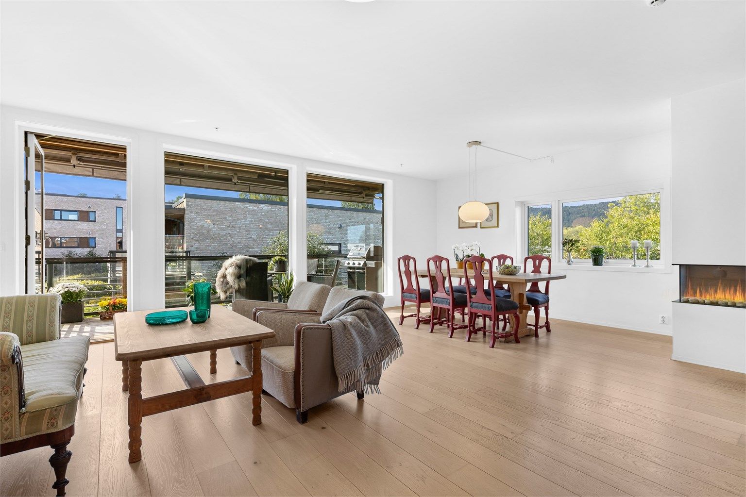 4-roms penthouse, 161 kvm. Stor lys og pen stue, delvis åpen planløsning mellom stue, spisestue og kjøkken.