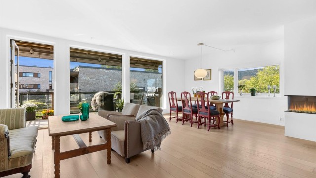 4-roms penthouse, 161 kvm. Stor lys og pen stue, delvis åpen planløsning mellom stue, spisestue og kjøkken.