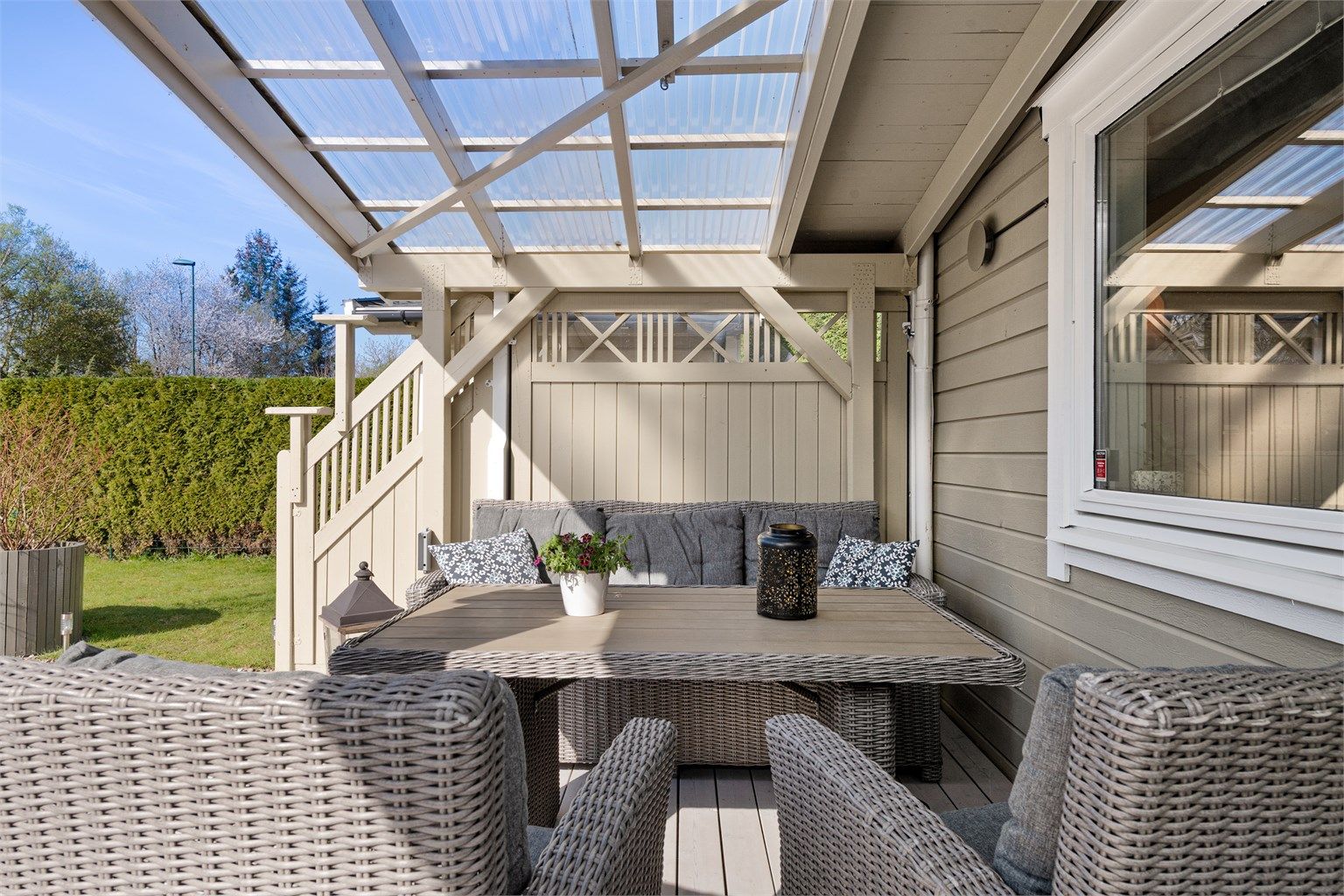 Den overbygde delen av terrassen gir ly for vær og vind, og forlenger utendørssesongen.