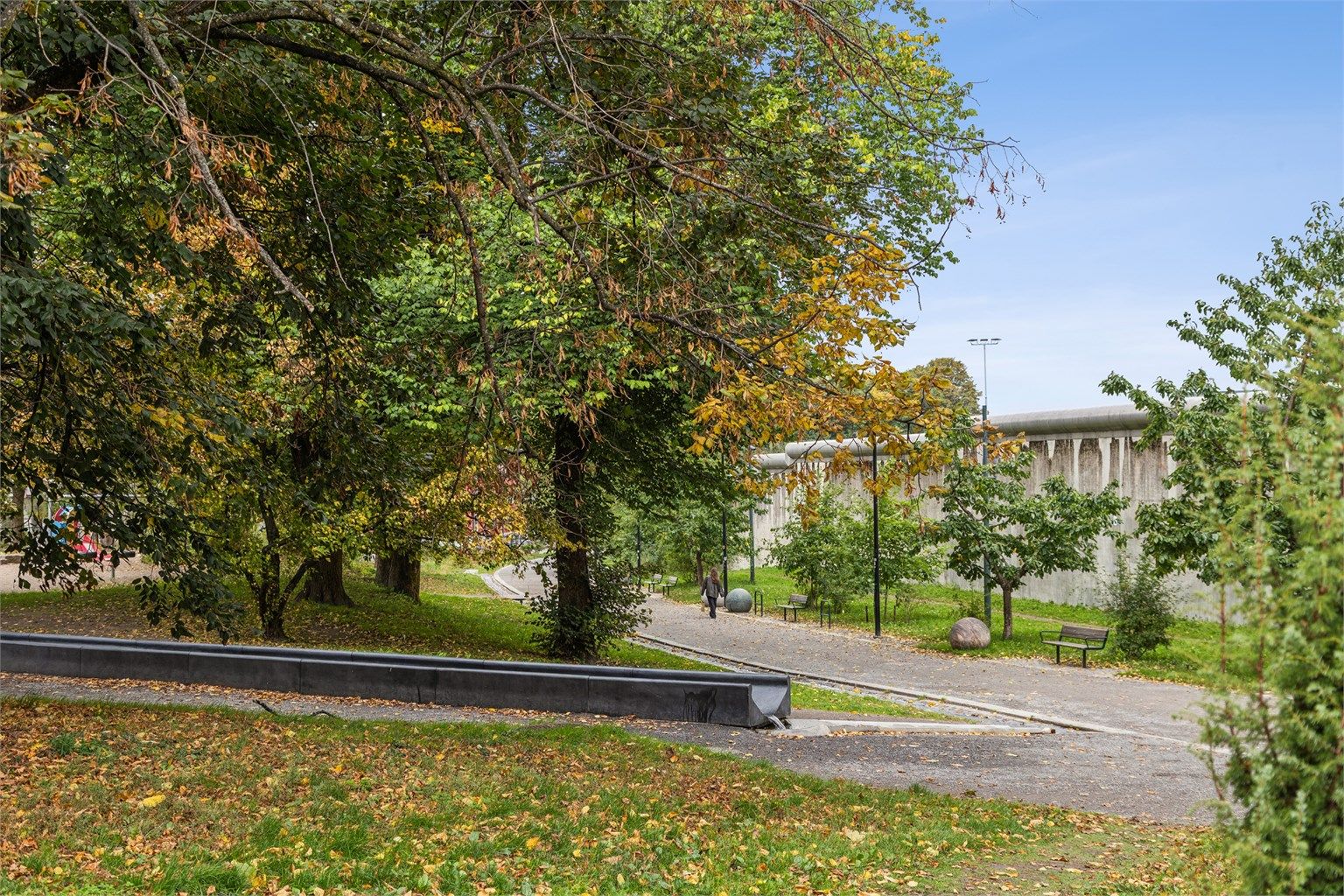 Klosterenga park ligger like i nærheten med grønne rekreasjonsområder og turstier.