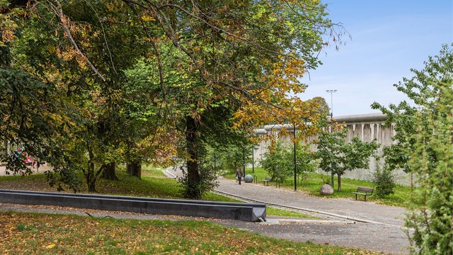 Klosterenga park ligger like i nærheten med grønne rekreasjonsområder og turstier.
