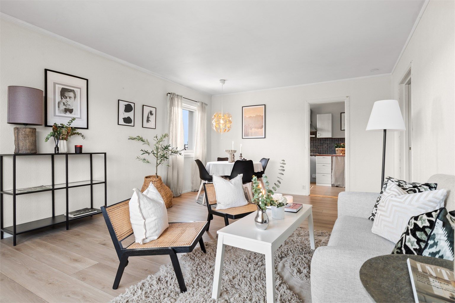 Stue - lys og romslig stue med flere innredningsmuligheter