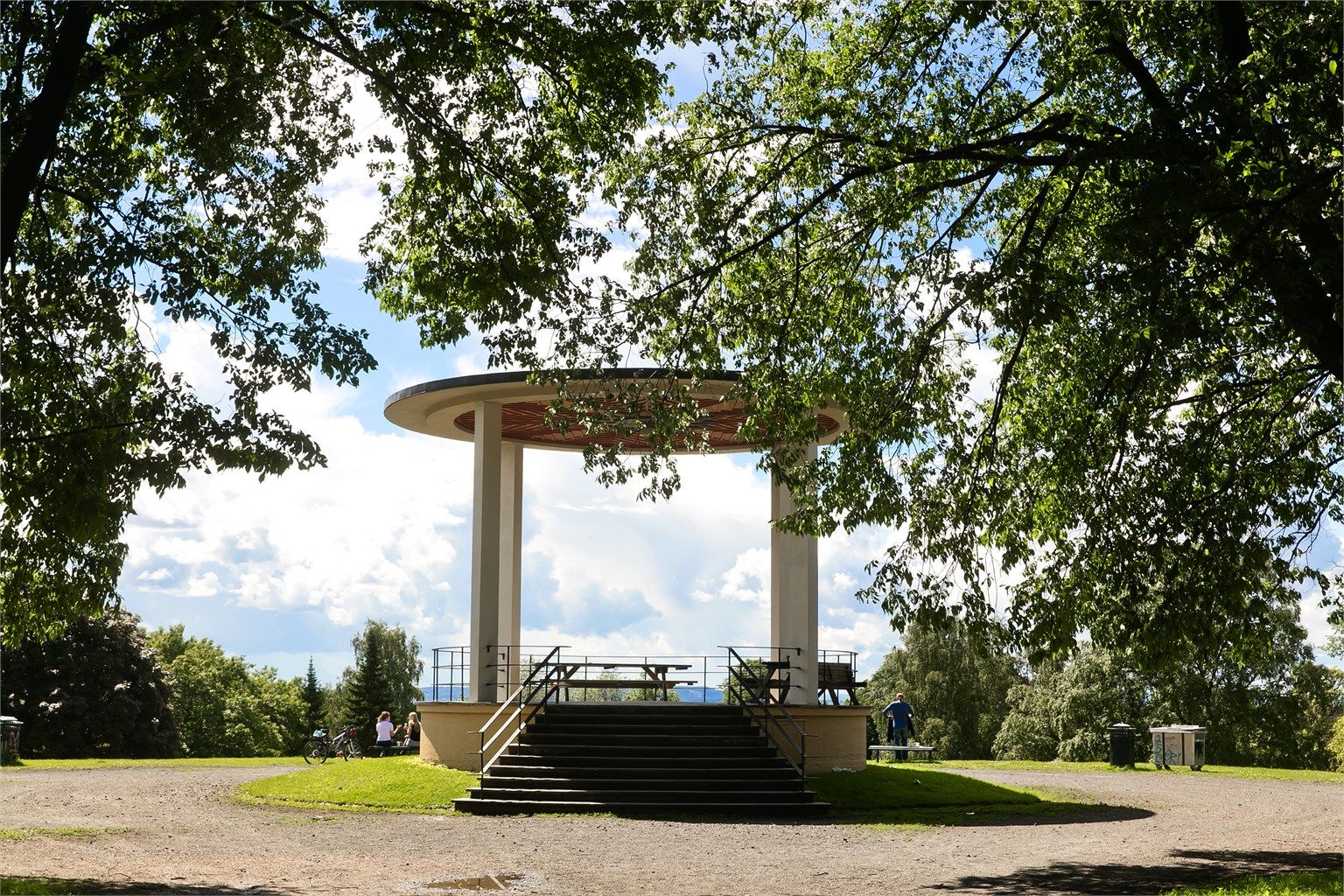Nærliggende parker som Muselunden og Haarklous plass tilbyr flotte rekreasjonsmuligheter.