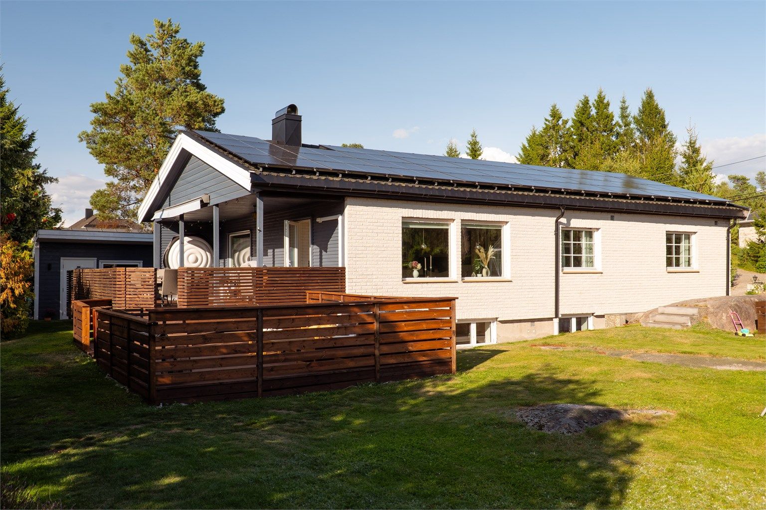 Flere vinduer i første etasje ble skiftet ut i 2015. Nye ble installert i kjelleren i 2018.