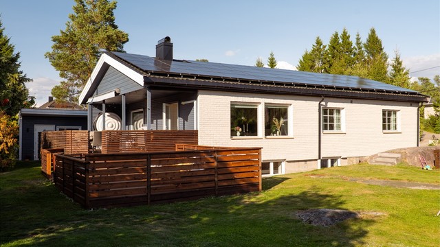 Flere vinduer i første etasje ble skiftet ut i 2015. Nye ble installert i kjelleren i 2018.