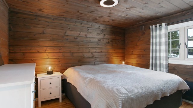 Romslig soverom nr. 1 med god plass til dobbelseng