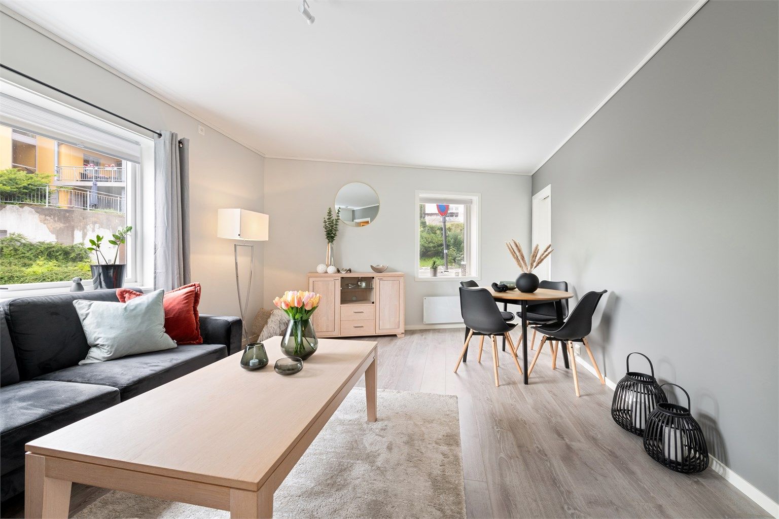 Stue/stuestue med lyse overflater og godt med naturlig lysinnslipp fra vinduer.