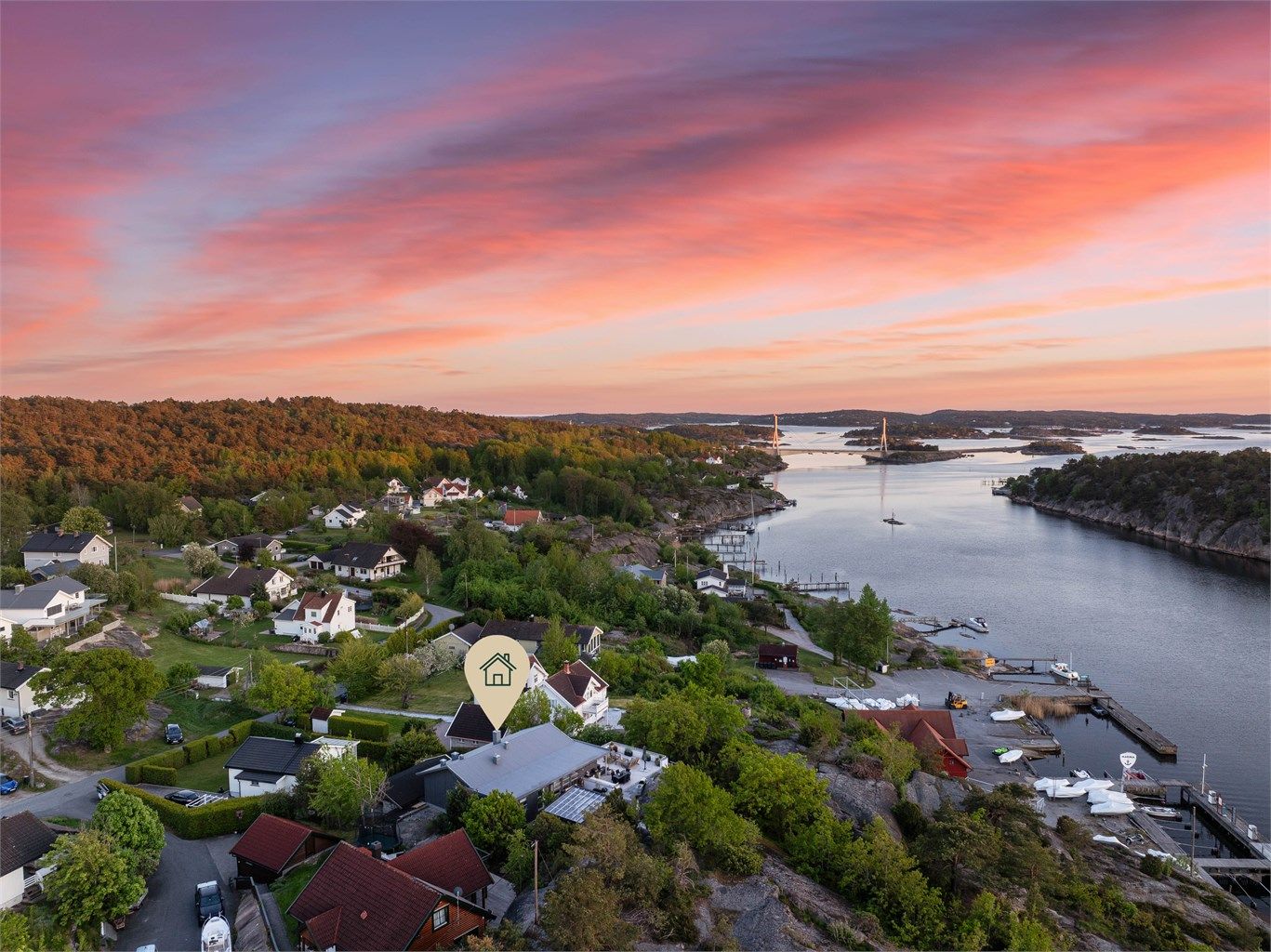 Lekker enebolig med unik egenart, tilbaketrukket inntil svaberget på Kjøkøys vestside. 