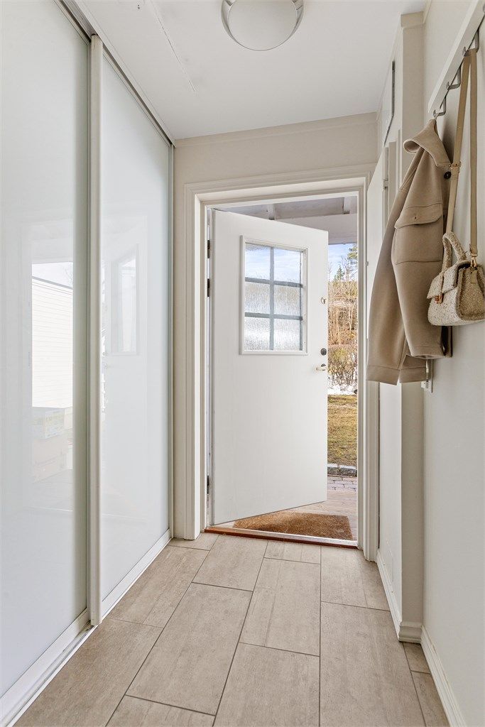 Flislagt entré med gulvvarme. Skyvedørsgarderobe med god plass til oppbevaring