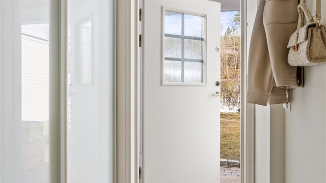 Flislagt entré med gulvvarme. Skyvedørsgarderobe med god plass til oppbevaring