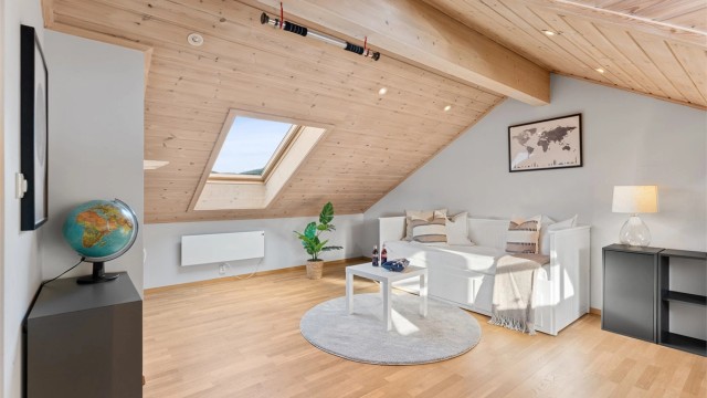 Her kan du bruke plassen til lek, arbeid eller bare som et sted for å slappe av. Loftetasjen benyttes i dag som soverom og stue