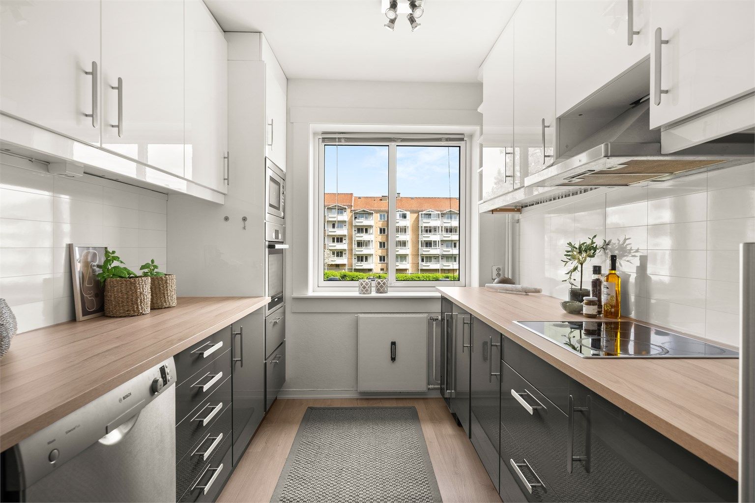 Kjøkkenet har Ikea-innredning med glatte fronter og laminatbenkeplater som ble skiftet nylig i mai 2026