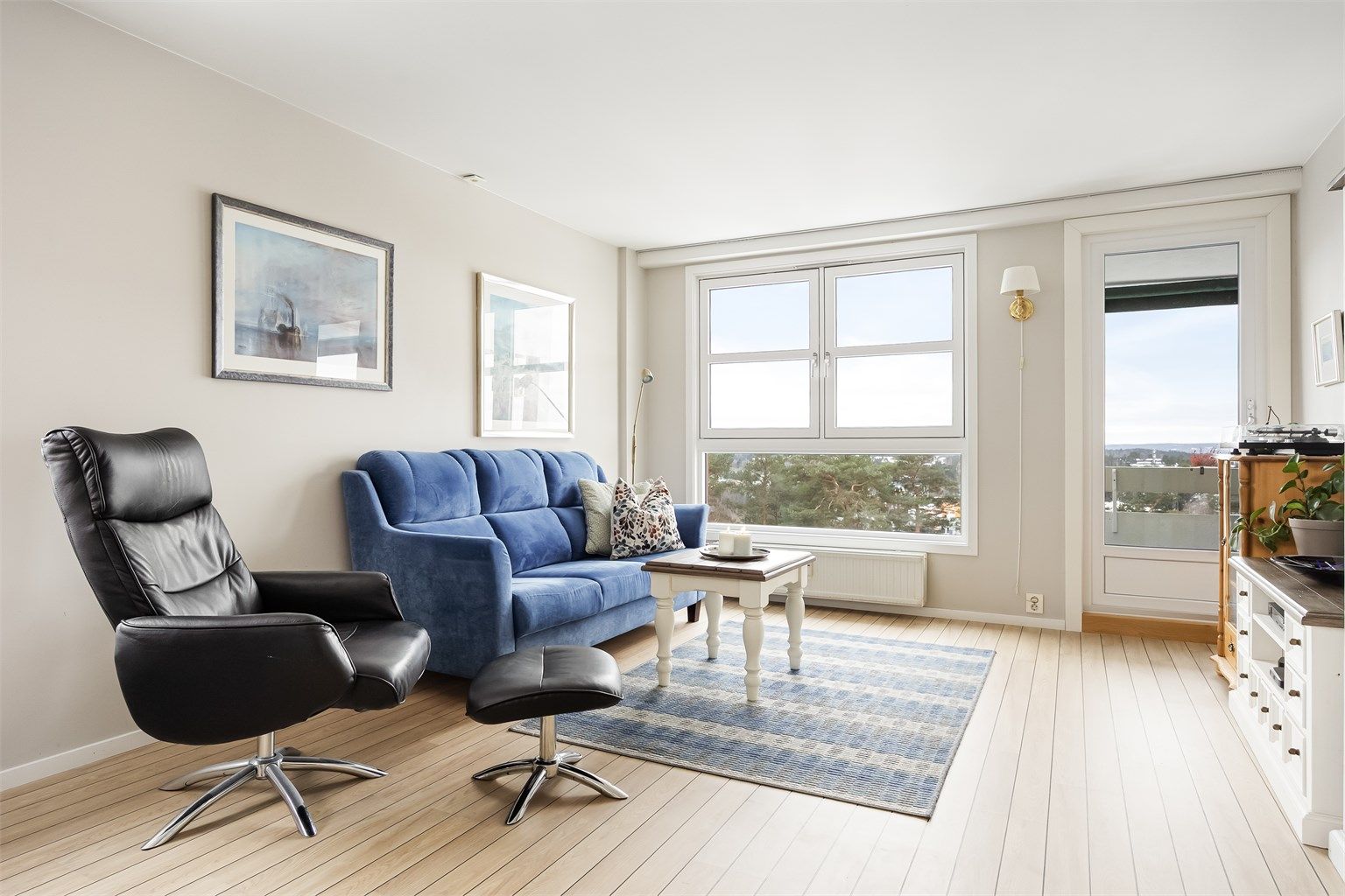 Rommet har en praktisk planløsning med gode møbleringsmuligheter og plass til både sofa- og spisegruppe.