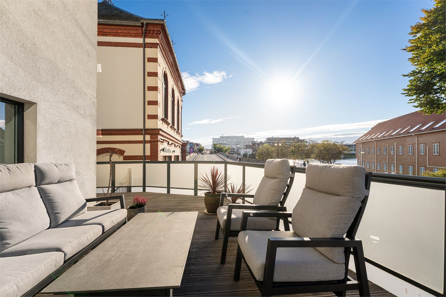 Nydelig vestvendt terrasse med sol fra formiddag til sent på kveld. 