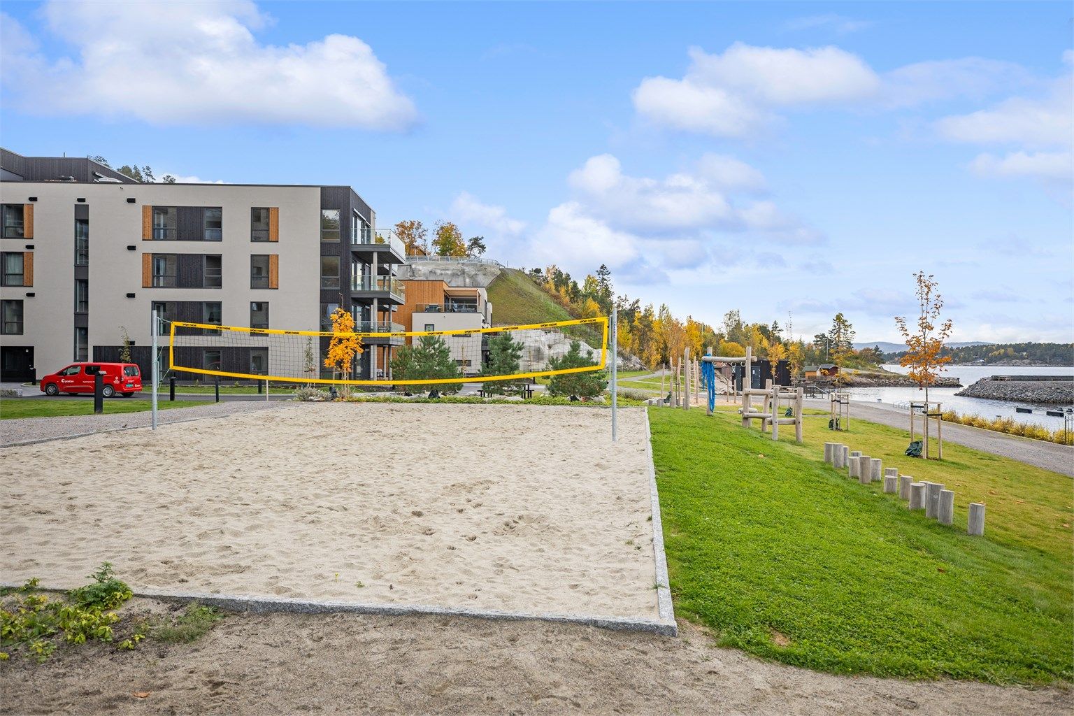 Området er veletablert og idyllisk med lite trafikk som gjør nabolaget trygt og barnevennlig.
 