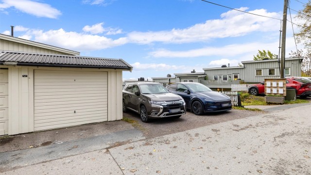 Parkering langs Likollen, boligen disponerer en parkeringsplass