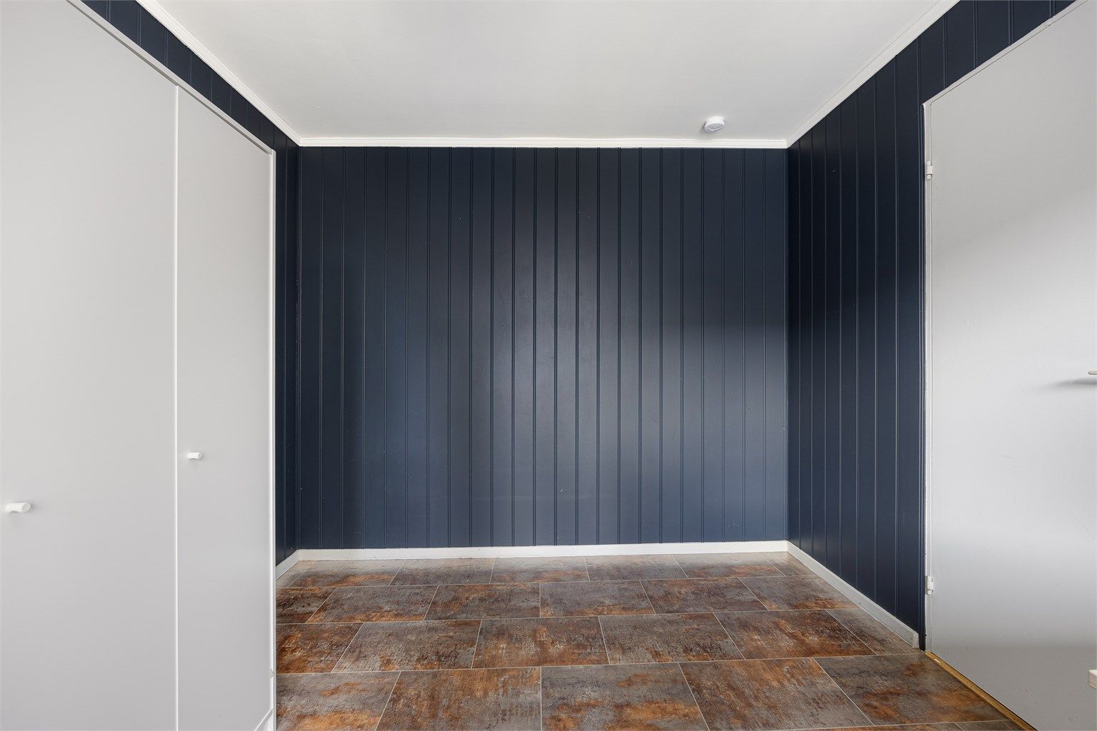 God plass til garderobeskap gir rikelig med oppbevaring.