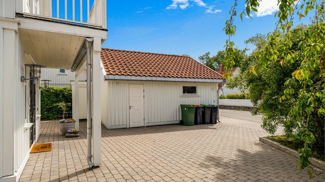 Adkomst og gårdsplass med belegningsstein.