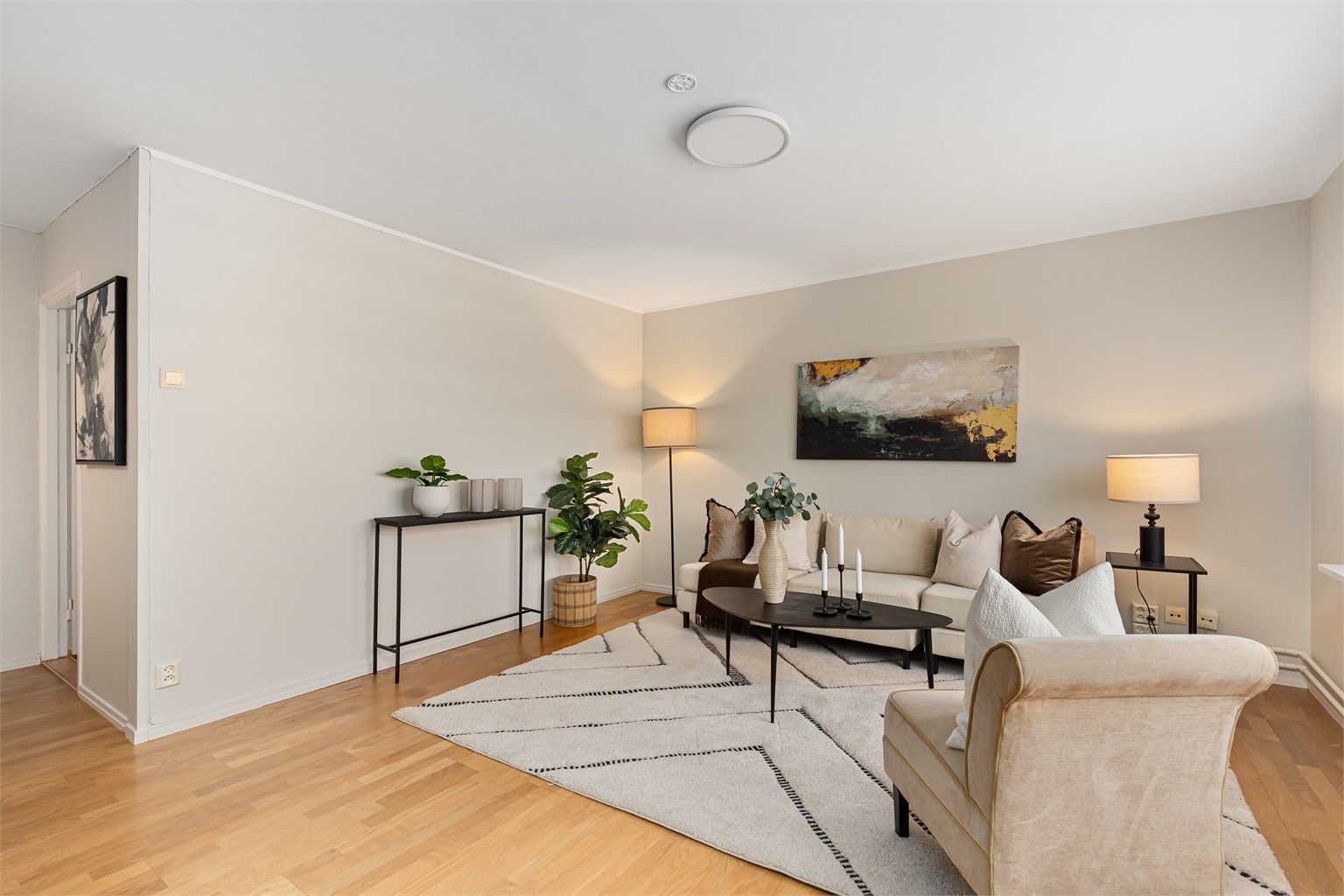 Hele leiligheten ble sparklet og malt i 2025, et meget godt utgangspunkt for å skape drømmehjemmet