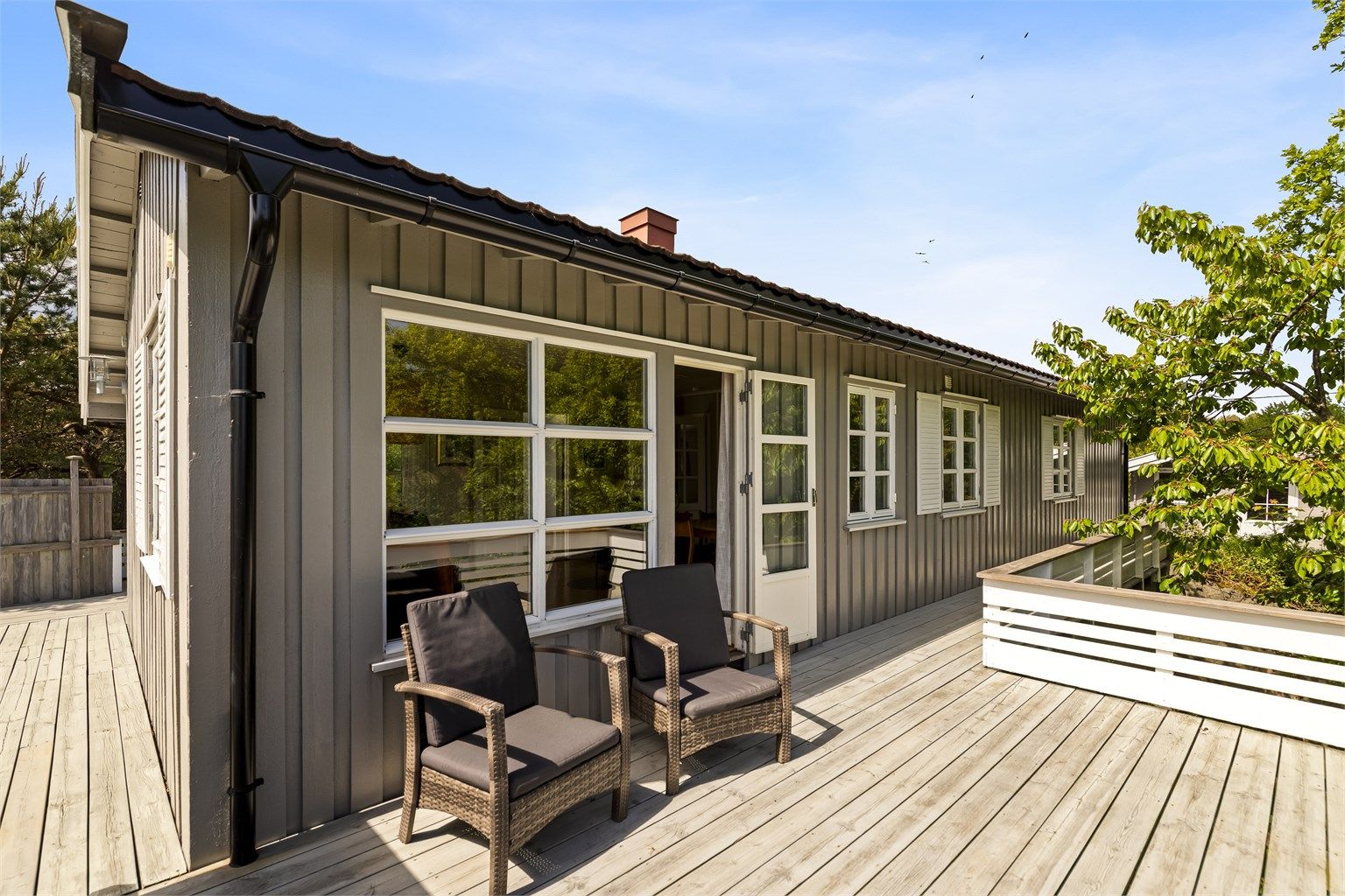 Mot øst har du en solrik terrasse, en perfekt plass for å nyte morgenkaffen og noe utsyn til Mefjorden.