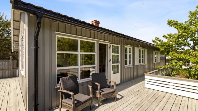 Mot øst har du en solrik terrasse, en perfekt plass for å nyte morgenkaffen og noe utsyn til Mefjorden.