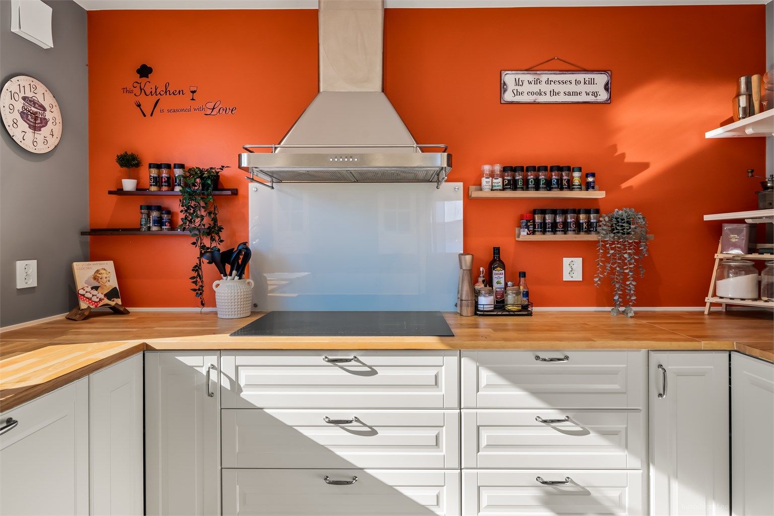 Kjøkkenet er utstyrt med induksjonstopp og en moderne ventilator i stål.