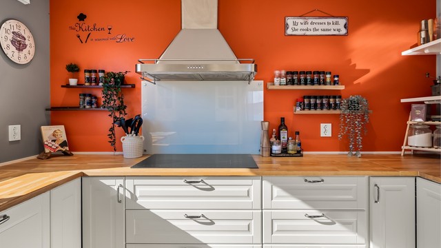 Kjøkkenet er utstyrt med induksjonstopp og en moderne ventilator i stål.