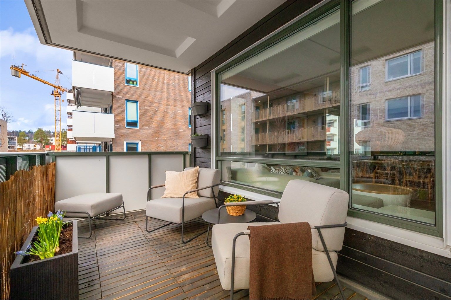 Leiligheten byr på en gjennomgående god planløsning med romslig entré, 3 gode soverom, 2 lekre bad samt lys og stor stue med åpen kjøkkenløsning. Fra stuen har du utgang til en solrik, vestvendt balkong på 12 kvm