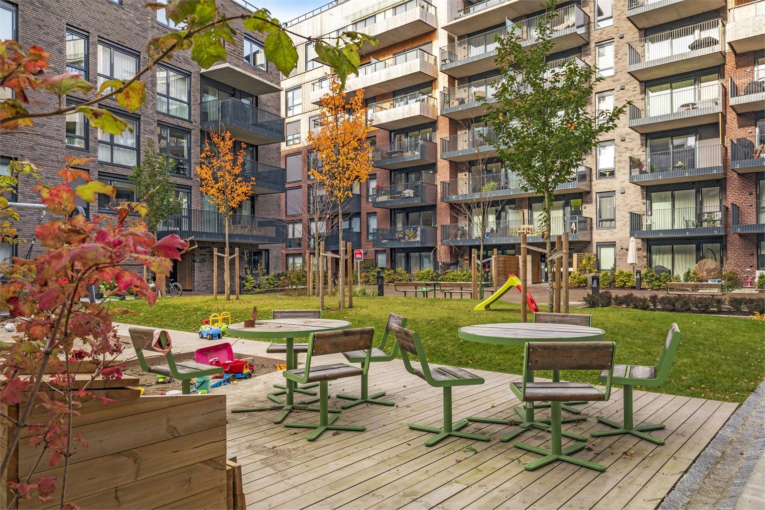 Pent opparbeidet bakgård med flere sittegrupper
