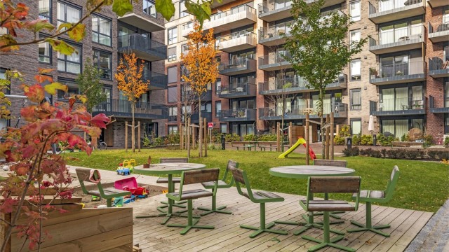 Pent opparbeidet bakgård med flere sittegrupper