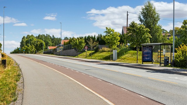 Bussholdeplassen Granheimtunet ligger kun 3 minutter gange fra leiligheten.