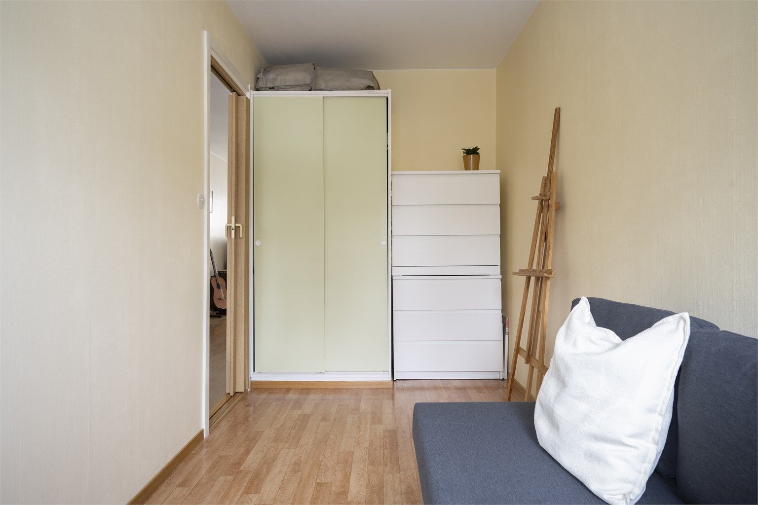 Her er det god plass til seng, pult eller annet ønskelig møblement